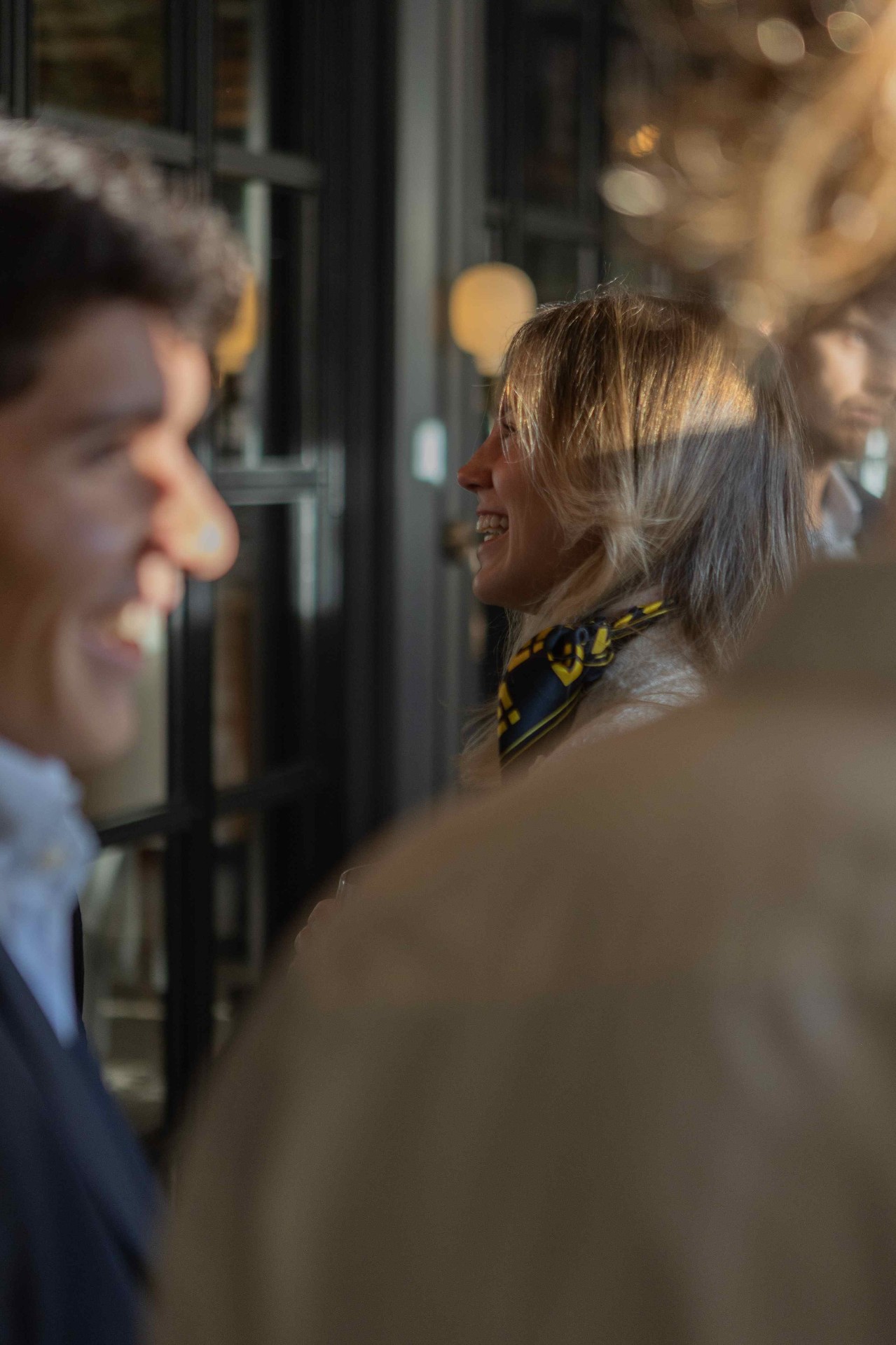 Networking entre asistentes con luz dorada de atardecer en el evento corporativo de Binance en Tatel Madrid