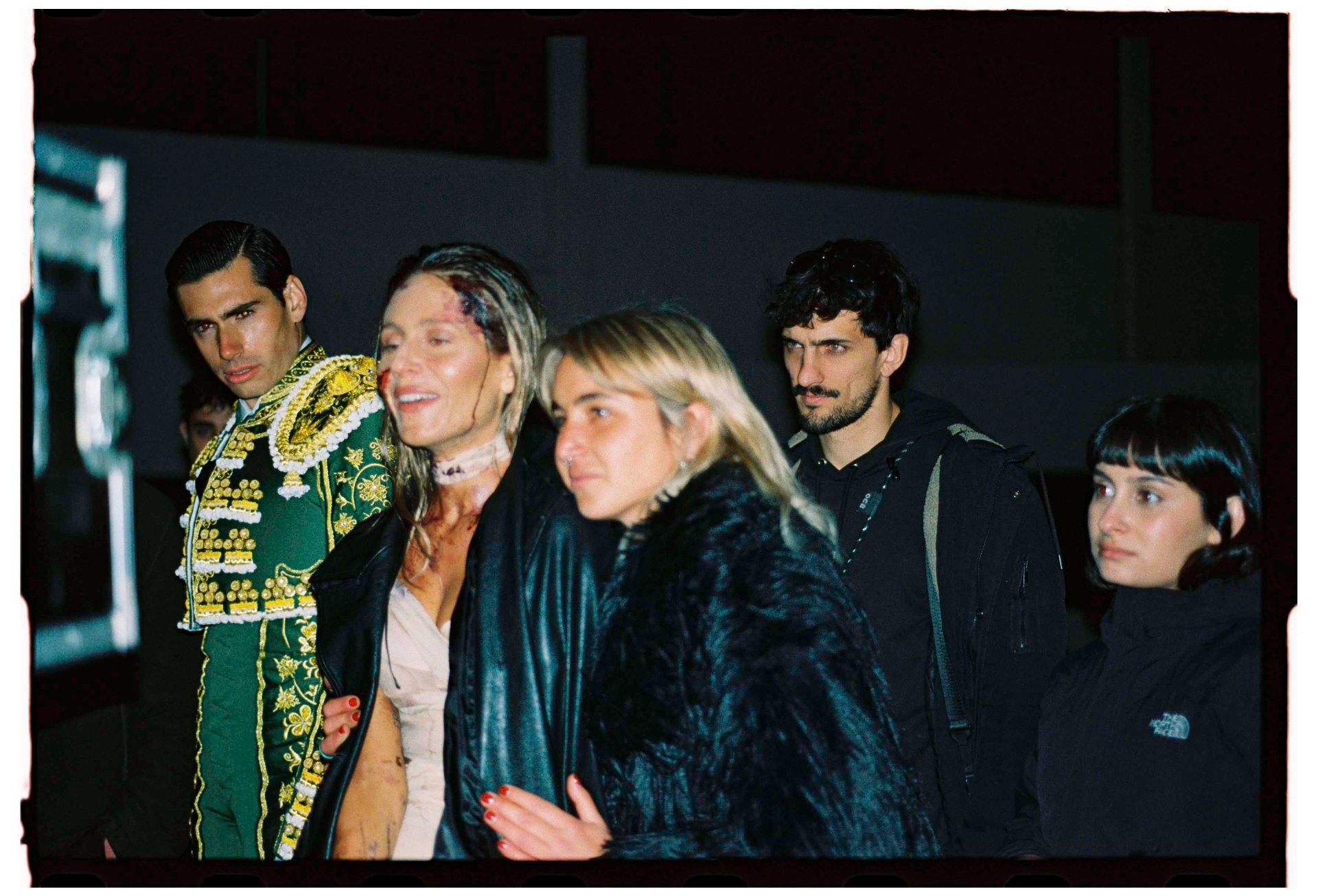 Torero, artista Celine Van Heel y equipo entre tomas del videoclip Mi Mentira, fotografía analógica
