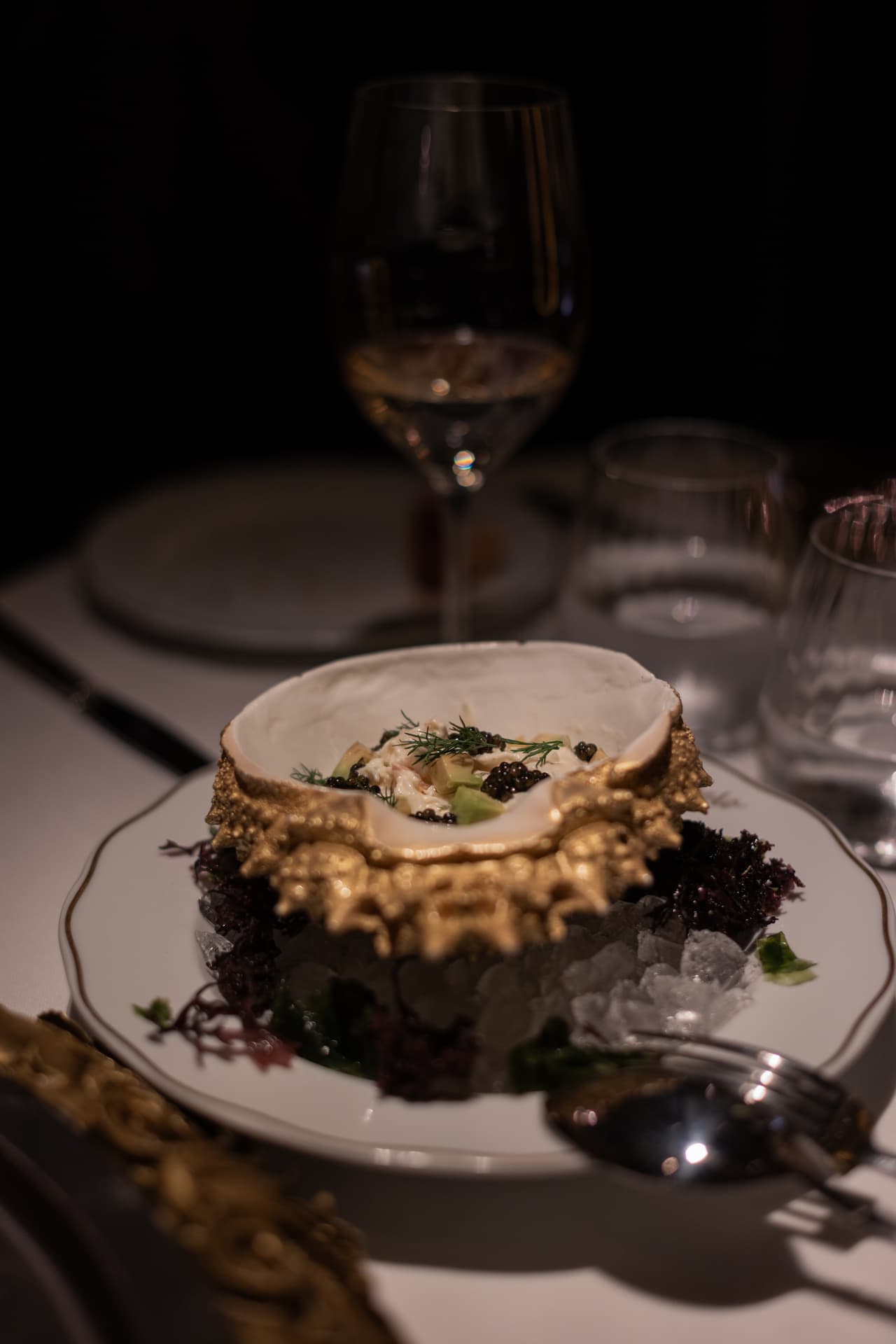Erizo de mar con crema y caviar emplatado sobre hielo en Manero Marqués de Cubas Madrid
