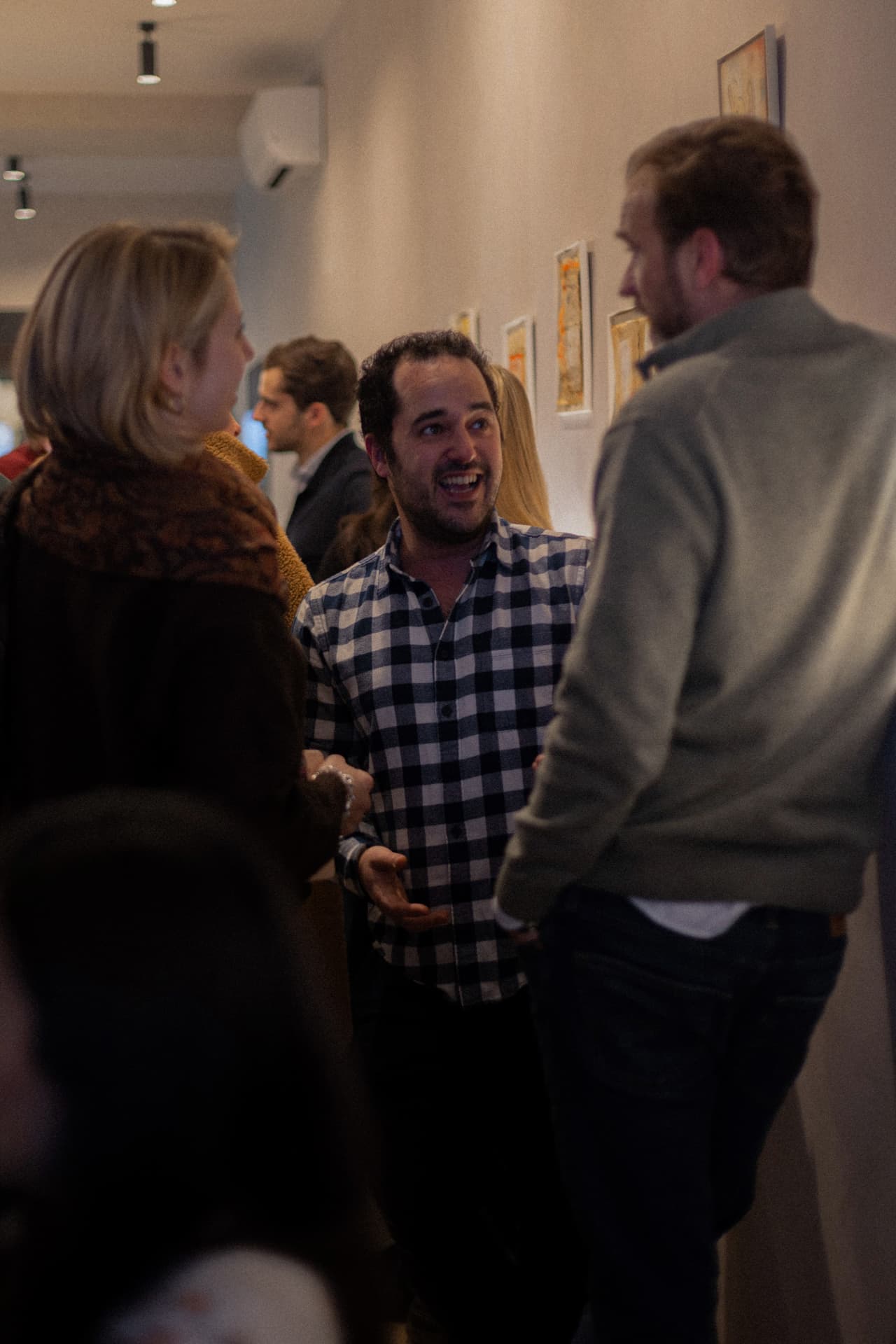 Invitado con camisa de cuadros conversando en la segunda edición Sobremesa tech Madrid comunidad
