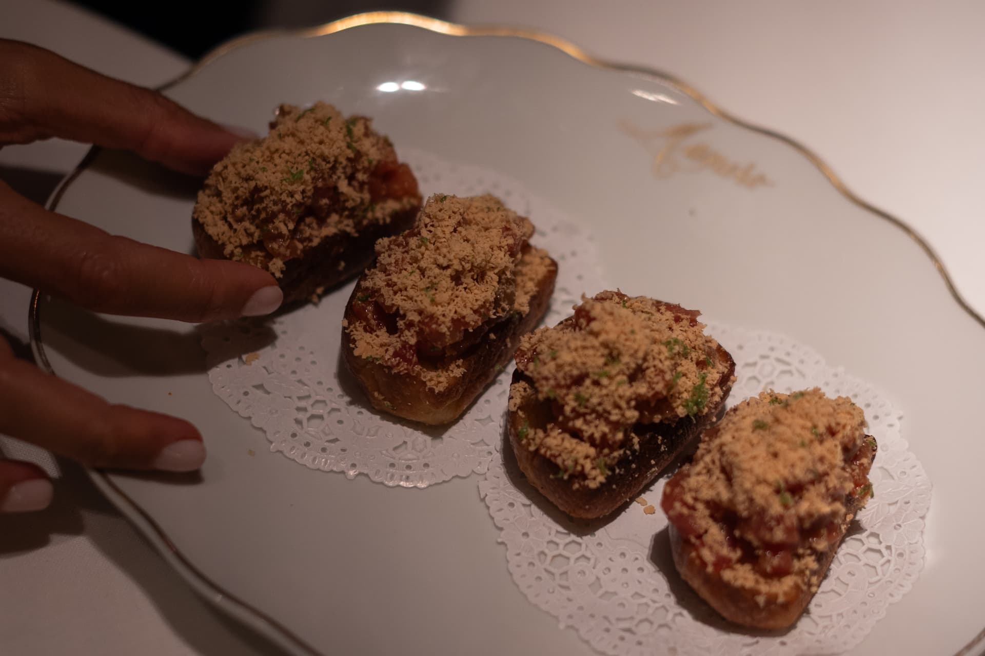 Brioches con tartar de atún servidos sobre plato de porcelana en Manero Madrid