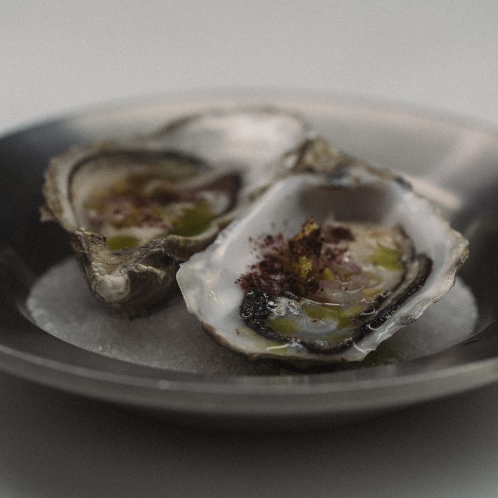 Ostras frescas con aliño cítrico servidas en la barra de Sala de Despiece Madrid