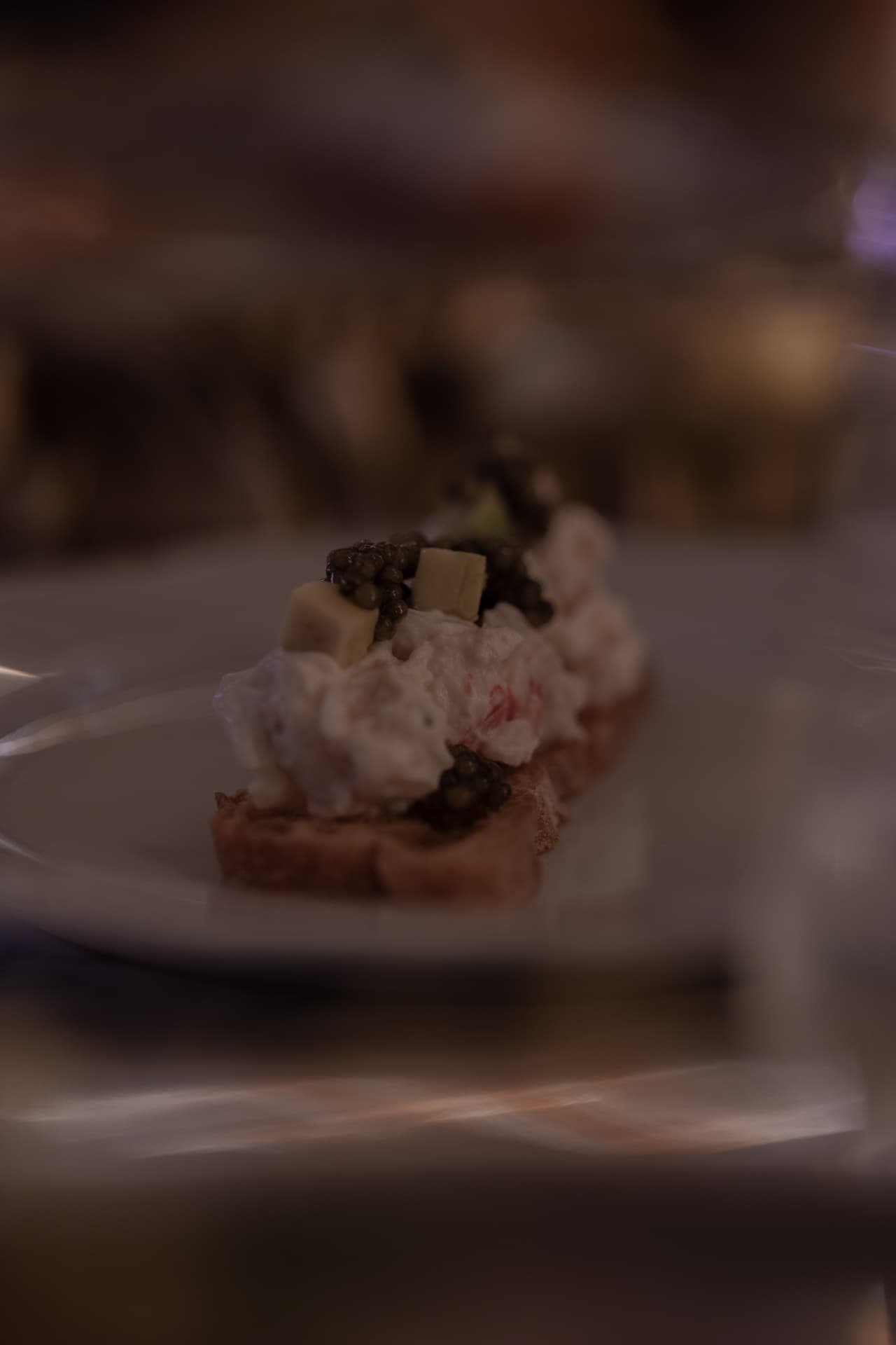 Tosta de cangrejo con caviar y detalle de emplatado en el bistró de Manero Madrid