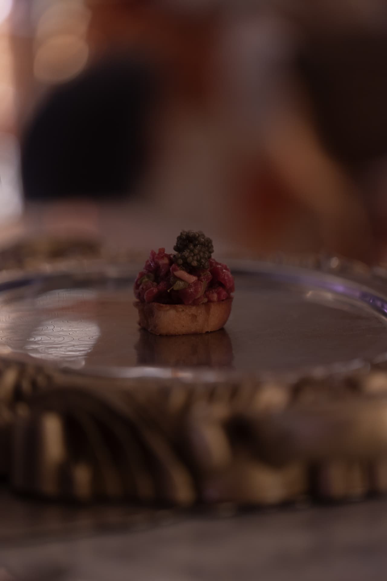 Tartar con caviar sobre tosta presentado en bandeja de plata en Manero Marqués de Cubas