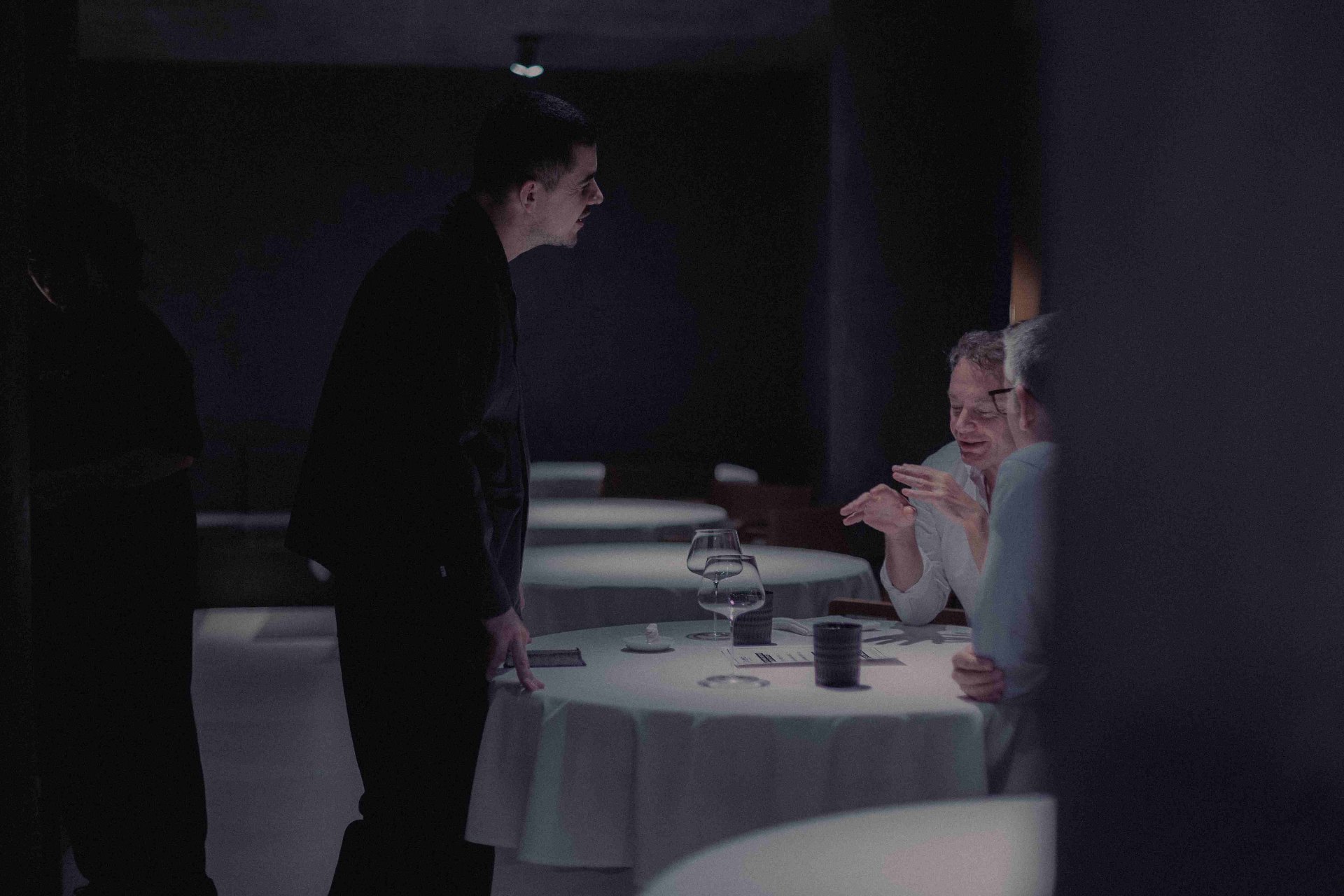 Jefe de sala atendiendo a comensales en el restaurante Gofio Madrid