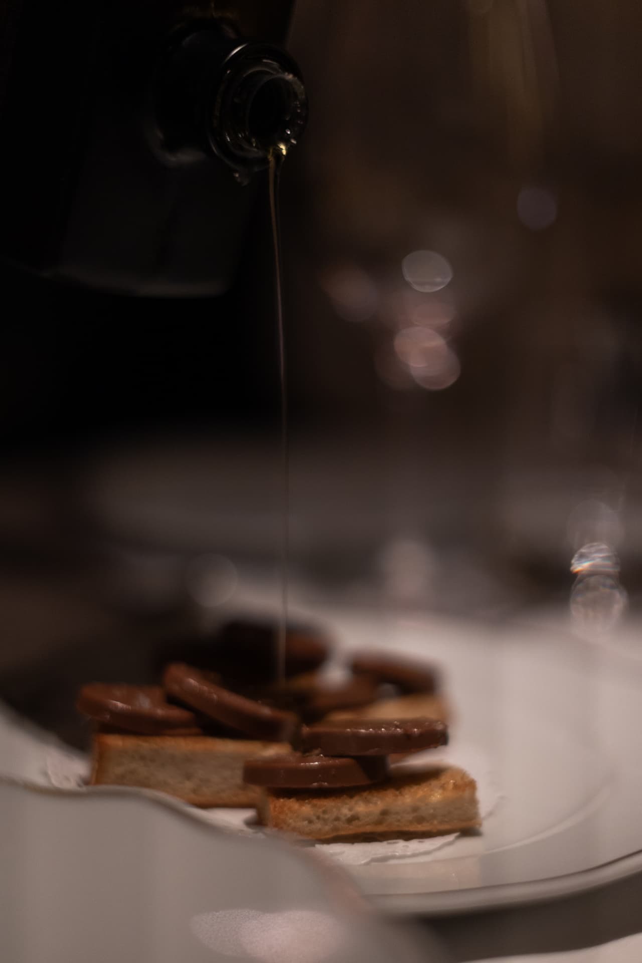 Anchoas sobre tostada con aceite vertido en servicio en Manero Marqués de Cubas Madrid