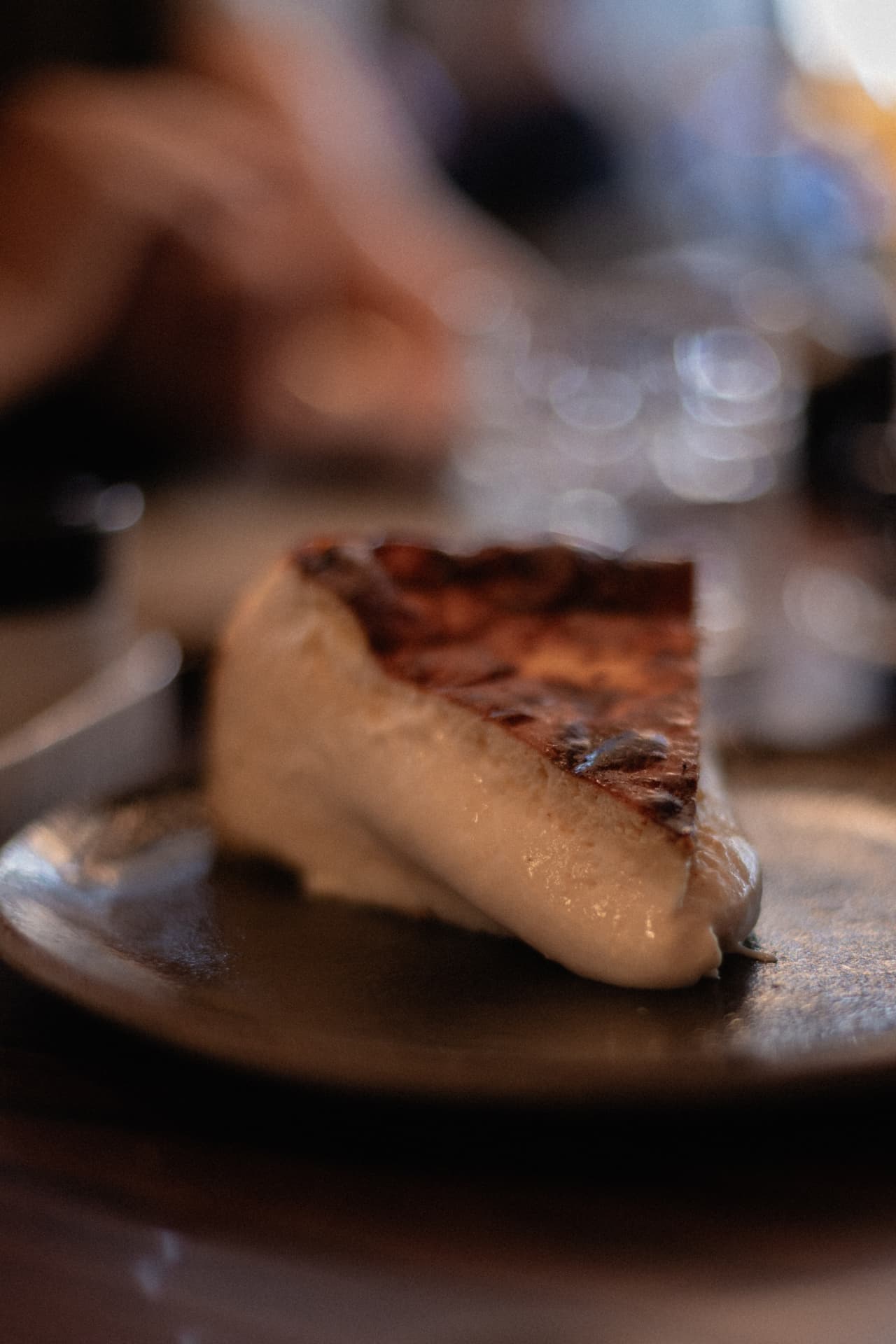 Detalle de tarta de queso al horno como postre en Roostiq Bar Madrid