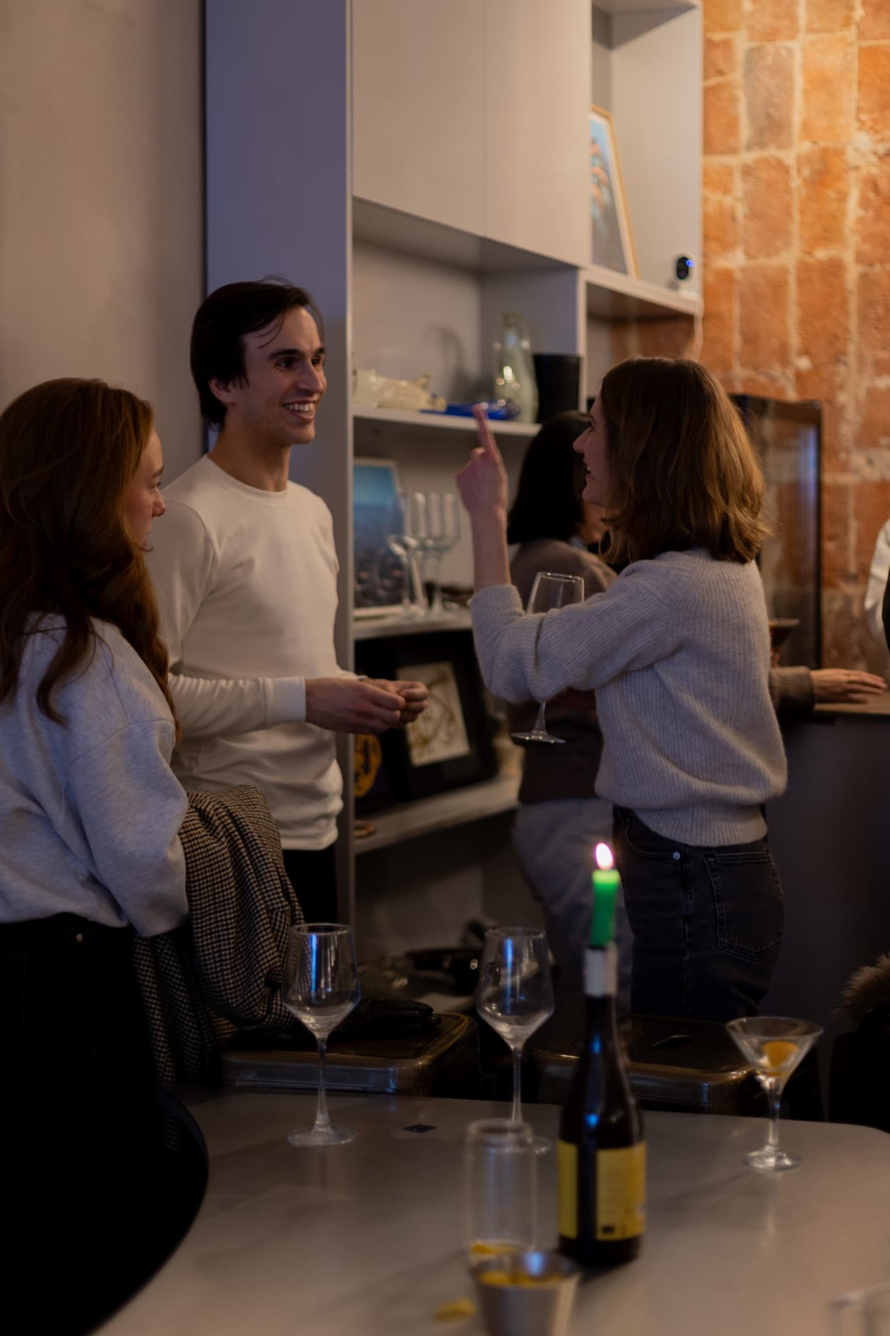 Grupo brindando junto a la cocina en la segunda edición Sobremesa tech Madrid comunidad