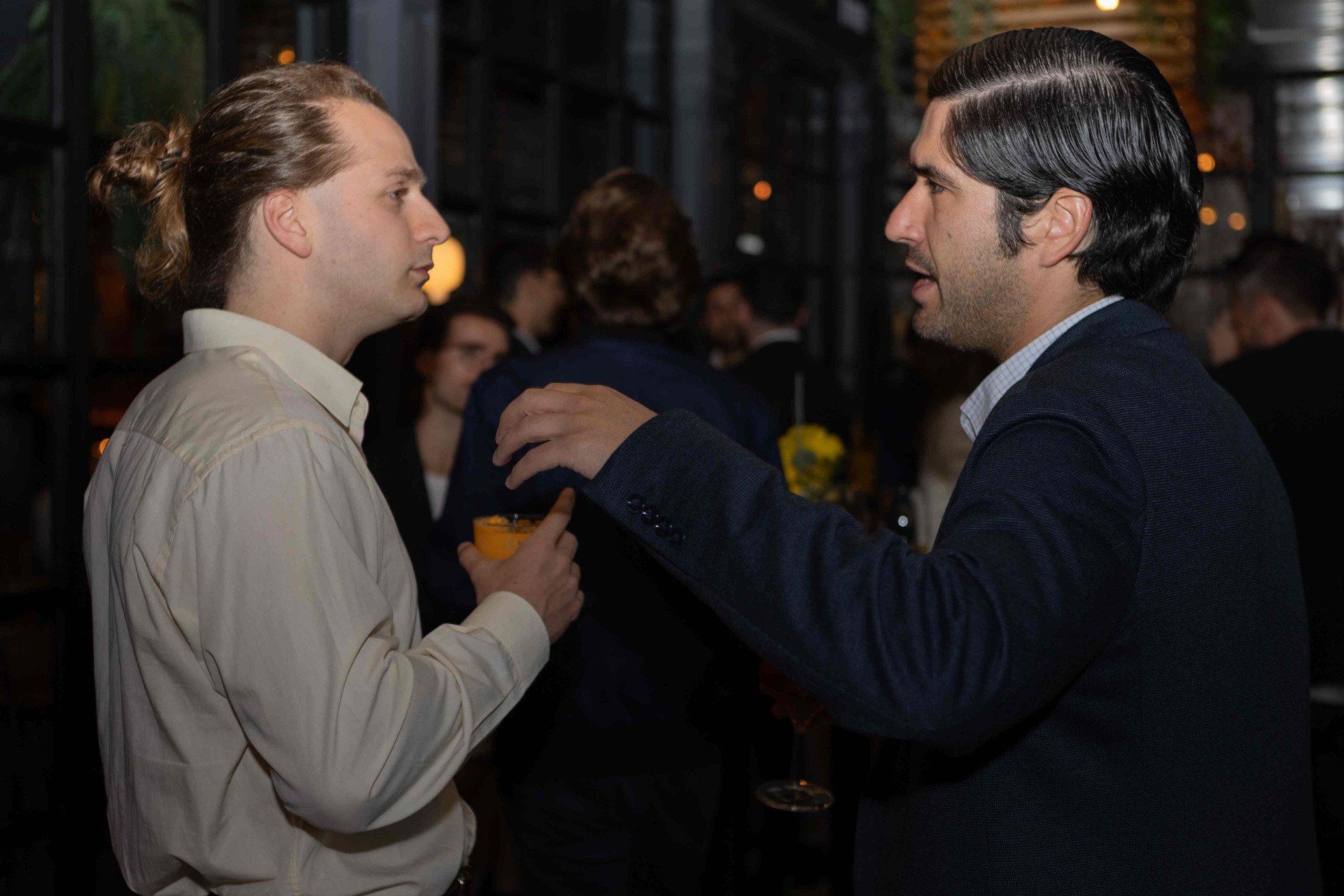 Traders y gestores de activos del sector crypto en conversación durante el evento de Binance Spain en Tatel Madrid