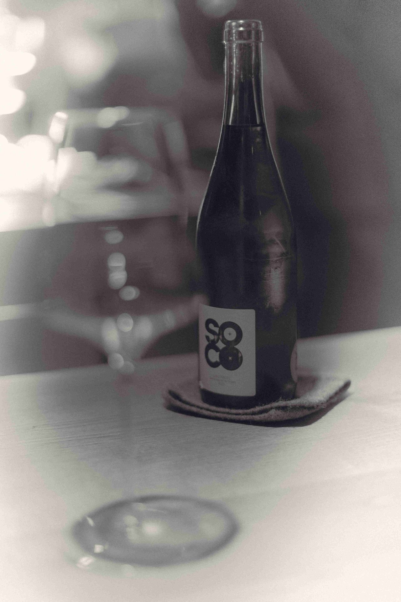 Botella de vino canario SoCo servida en la mesa del restaurante Gofio