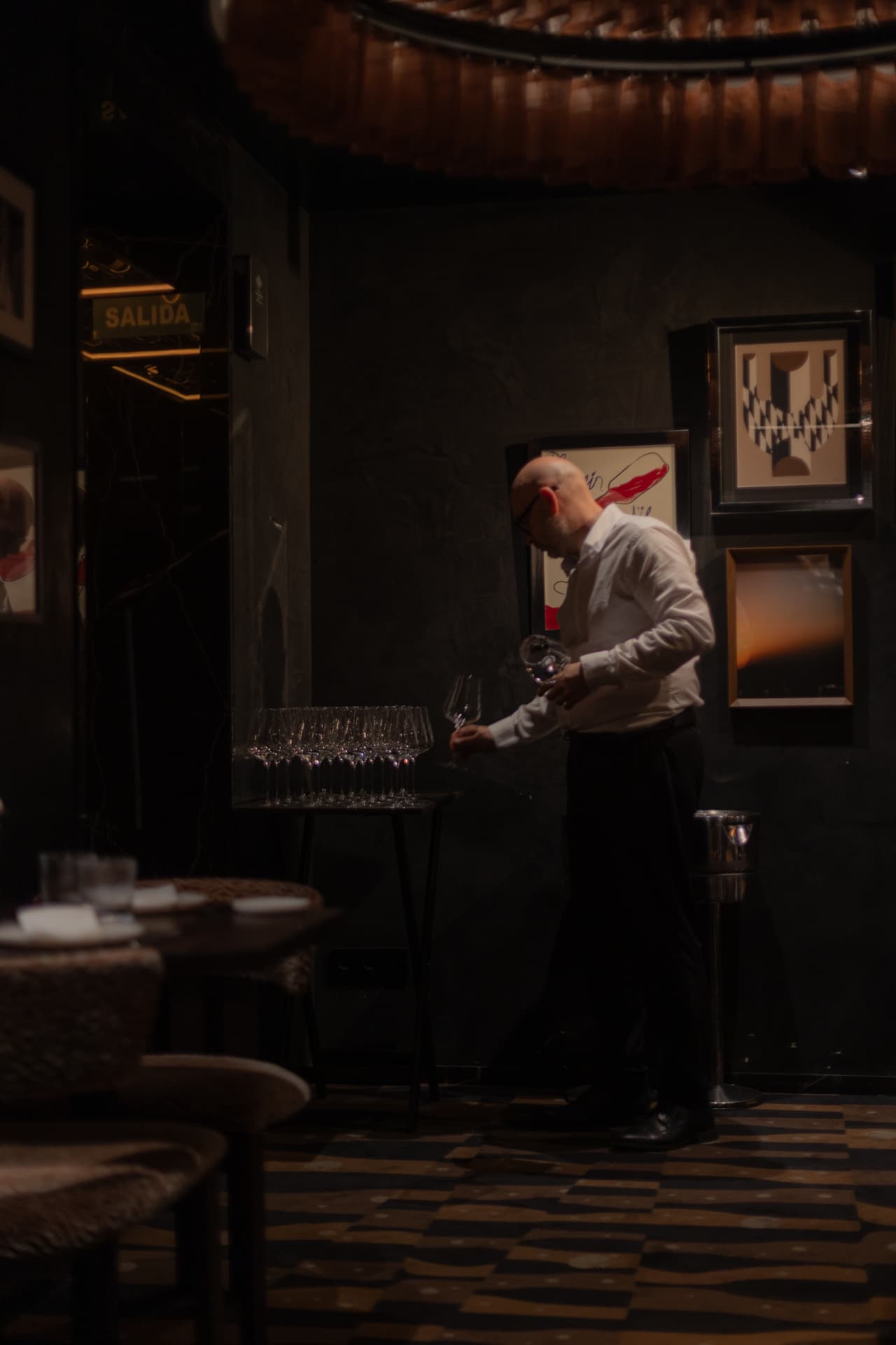 Sumiller preparando copas en la bodega de vinos de Roostiq Bar Madrid