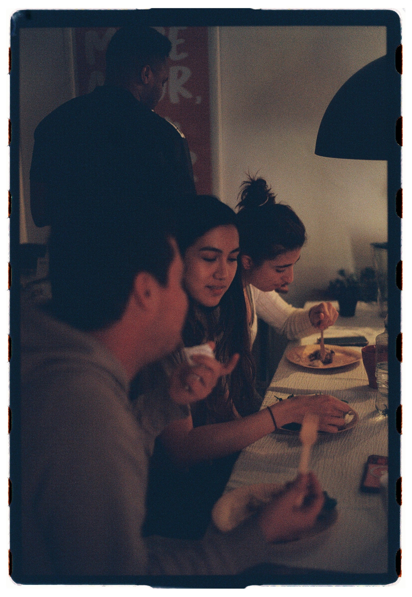 Asistentes compartiendo mesa y conversación durante el brunch tras la práctica vinyasa de Laura Fernández, fotografía analógica Madrid