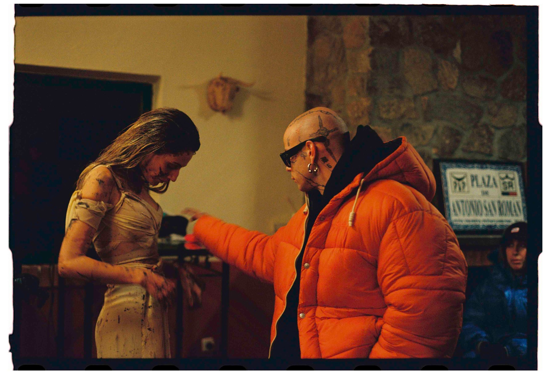Dirección artística y vestuario en el set nocturno del videoclip Mi Mentira de Celine Van Heel, 35mm